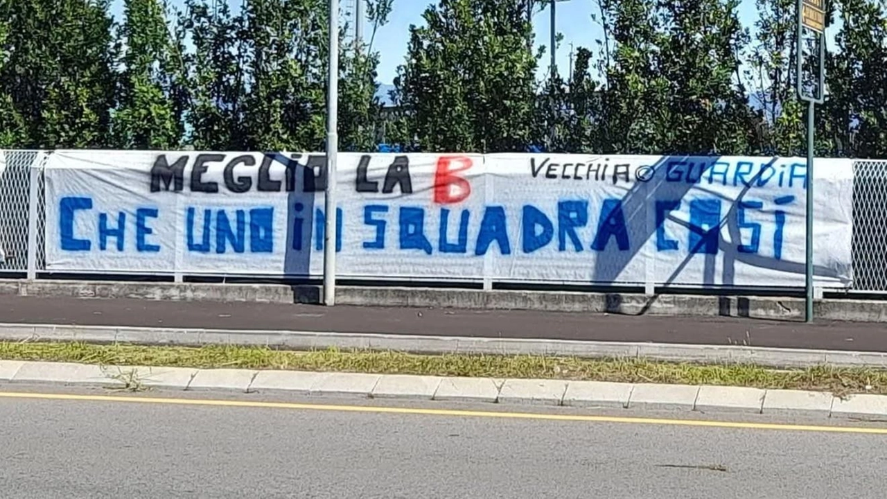 Lo striscione 'Meglio la B che uno in squadra così"
