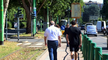 Milano, psicologo accoltellato alla fermata del tram: ha difeso il fratello. La rapina violenta per un marsupio con caricabatterie e fazzoletti