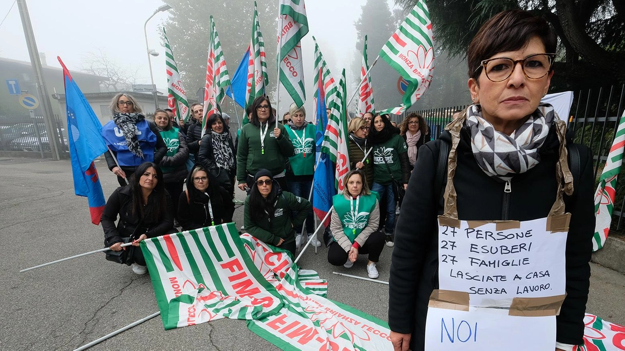 Lo sciopero contro gli esuberi annunciati dall’azienda di componentistica elettronica. Ma non tutti i 70 dipendenti hanno aderito: "Le promesse dei manager hanno spaccato il fronte". Lo sciopero contro gli esuberi annunciati dall’azienda di componentistica elettronica. Ma non tutti i 70 dipendenti hanno aderito: "Le promesse dei manager hanno spaccato il fronte".