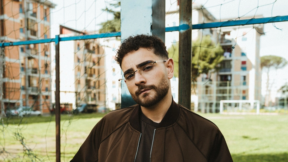 Rocco Hunt, il rap delle radici: “La mia storia tra arrivi e partenze. Lo ‘zio’ Gigi D’Alessio? Un emblema del ragazzo di giù che ce l’ha fatta”