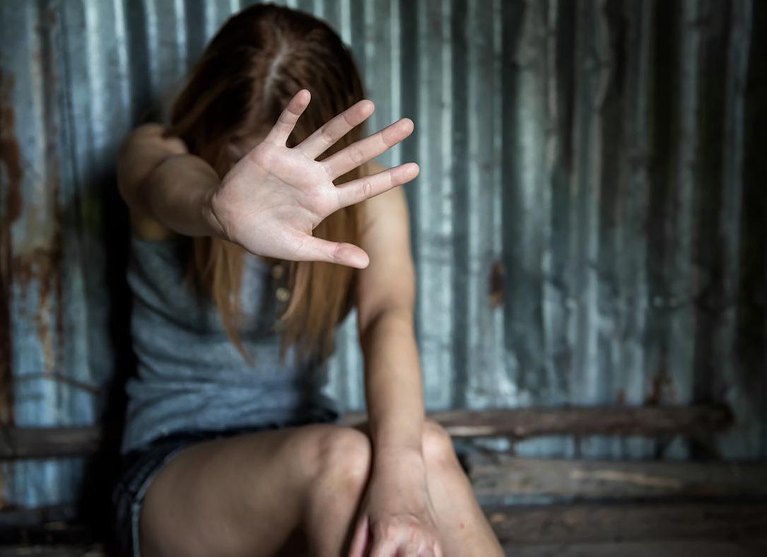 dello 44enne allontanato per maltrattamenti dalla casa di madre e figlia va a trovare la ragazza e viene subito arrestato