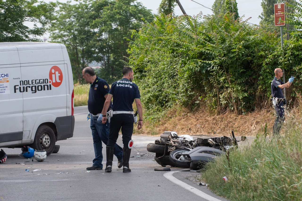 La moto completamente distrutta dopo lo scontro col furgone