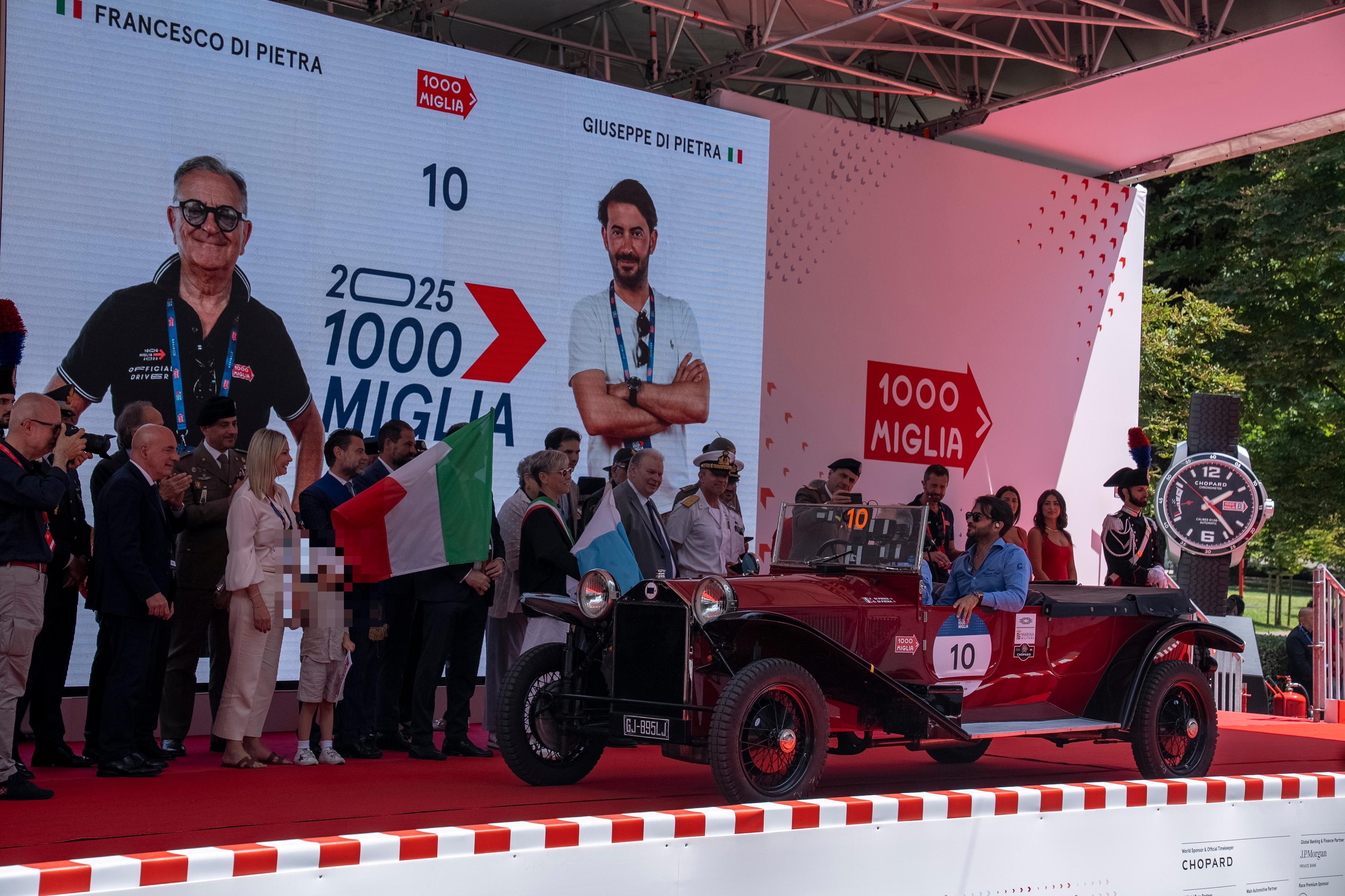 la mille miglia 2025 232 partita in gara 430 auto dal fascino senza et224 carlo cracco qui emozione pura