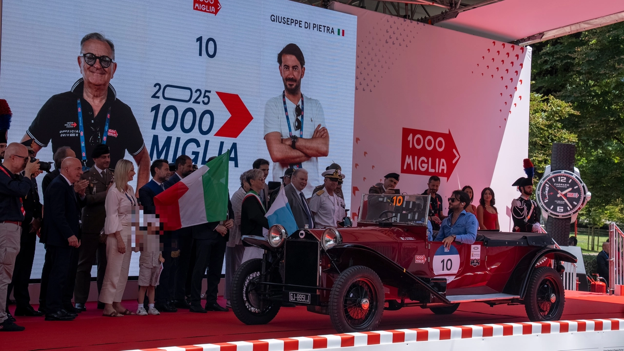 La Mille Miglia 2025 è partita: in gara 430 auto dal fascino senza età. Carlo Cracco: “Qui emozione pura”