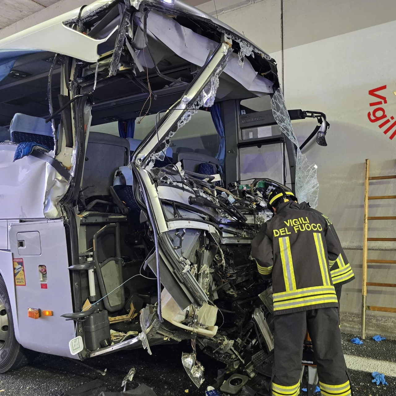 La terribile immagine dell'avantreno del pullman (Vigili del fuoco)