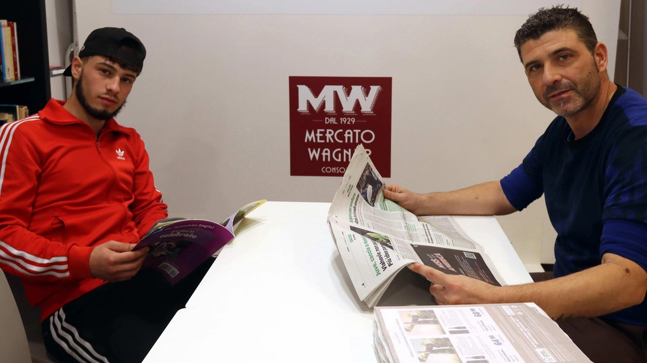 Un sabato di festa al mercato di Wagner con "Il Giorno": distribuzione di regali e promozione dell'iniziativa editoriale. Unione tra il mercato e il quotidiano per avvicinare i lettori.