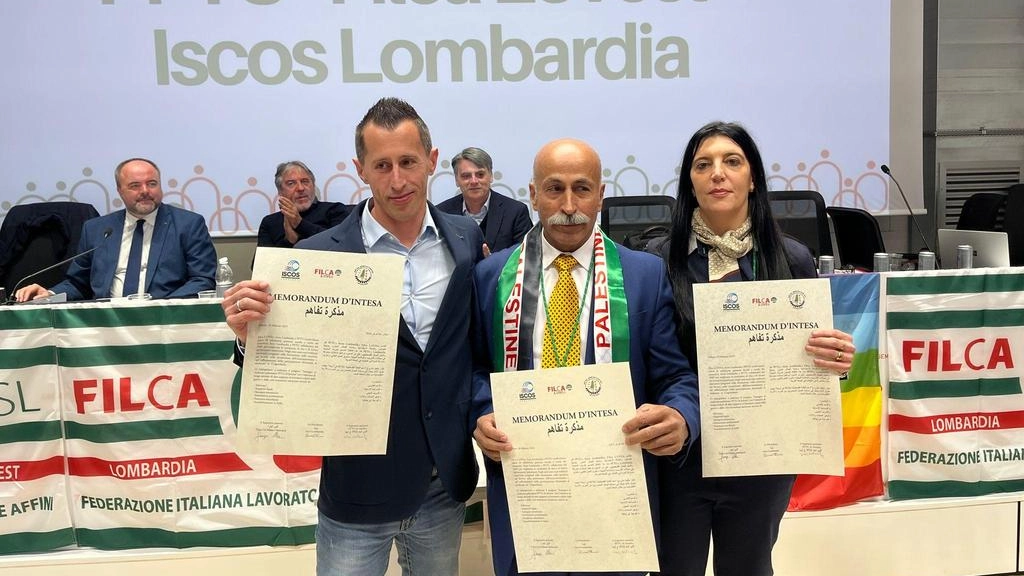 La firma dell’accordo La firma dell’accordo