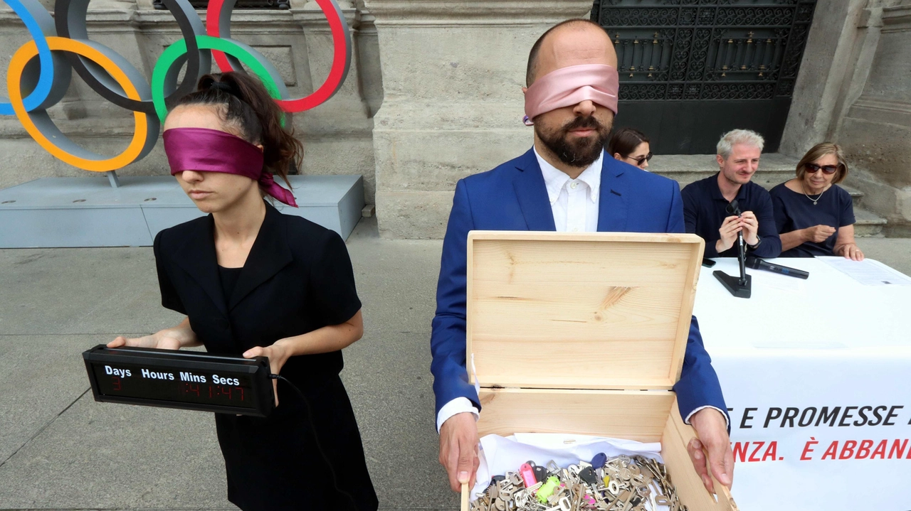La protesta organizzata lo scorso 4 giugno delle famiglie sospese che hanno portato le loro chiavi di casa davanti a Palazzo Marino