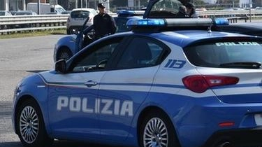 Un agente fuori servizio blocca un pirata della strada. Ubriaco e drogato,l’uomo è stato arrestato per resistenza e lesioni....