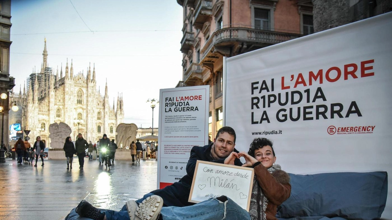 Una delle coppie che si è accomodata sul letto di Emergency (Foto Canella) Una delle coppie che si è accomodata sul letto di Emergency (Foto Canella)