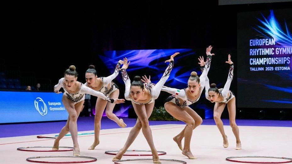 Le azzurre che compongono la squadra di ginnastica ritmica impegnate da oggi a domenica al Forum di Milano Le azzurre che compongono la squadra di ginnastica ritmica impegnate da oggi a domenica al Forum di Milano