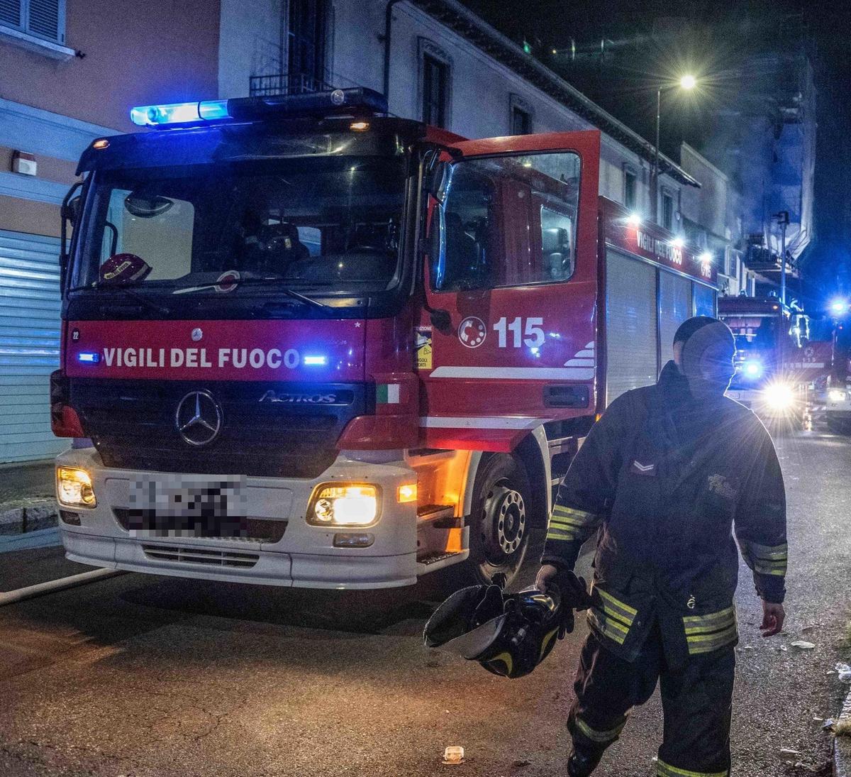 incendio in un palazzo in via ovada paura nella notte a milano