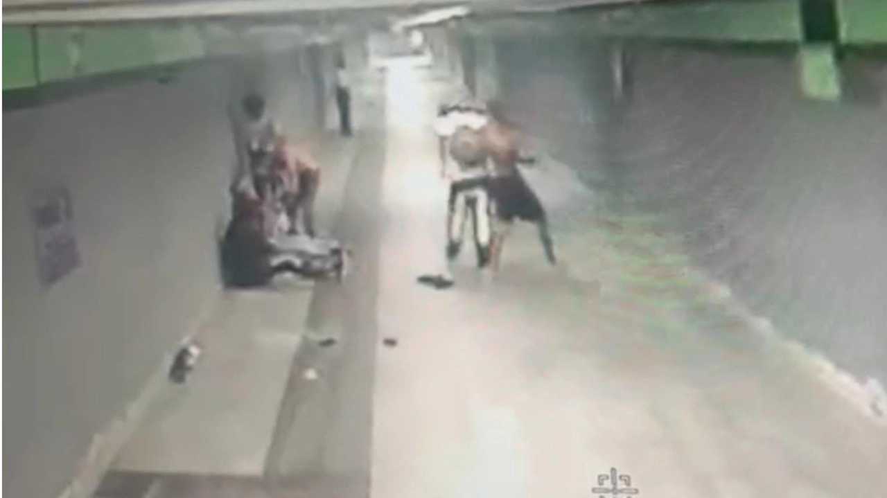 Milano, giovane picchiato e rapinato in Stazione Centrale (Frame video) Milano, giovane picchiato e rapinato in Stazione Centrale (Frame video)