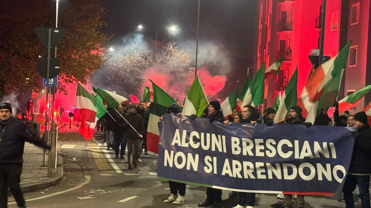 Il corteo con slogan e simboli fascisti a cui avevano partecipato circa 500 persone In migliaia poi si sono radunati per contestarli