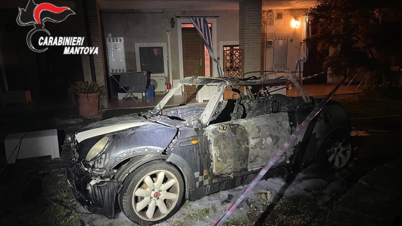 L'auto incendiata (Foto carabinieri Mantova) L'auto incendiata (Foto carabinieri Mantova)