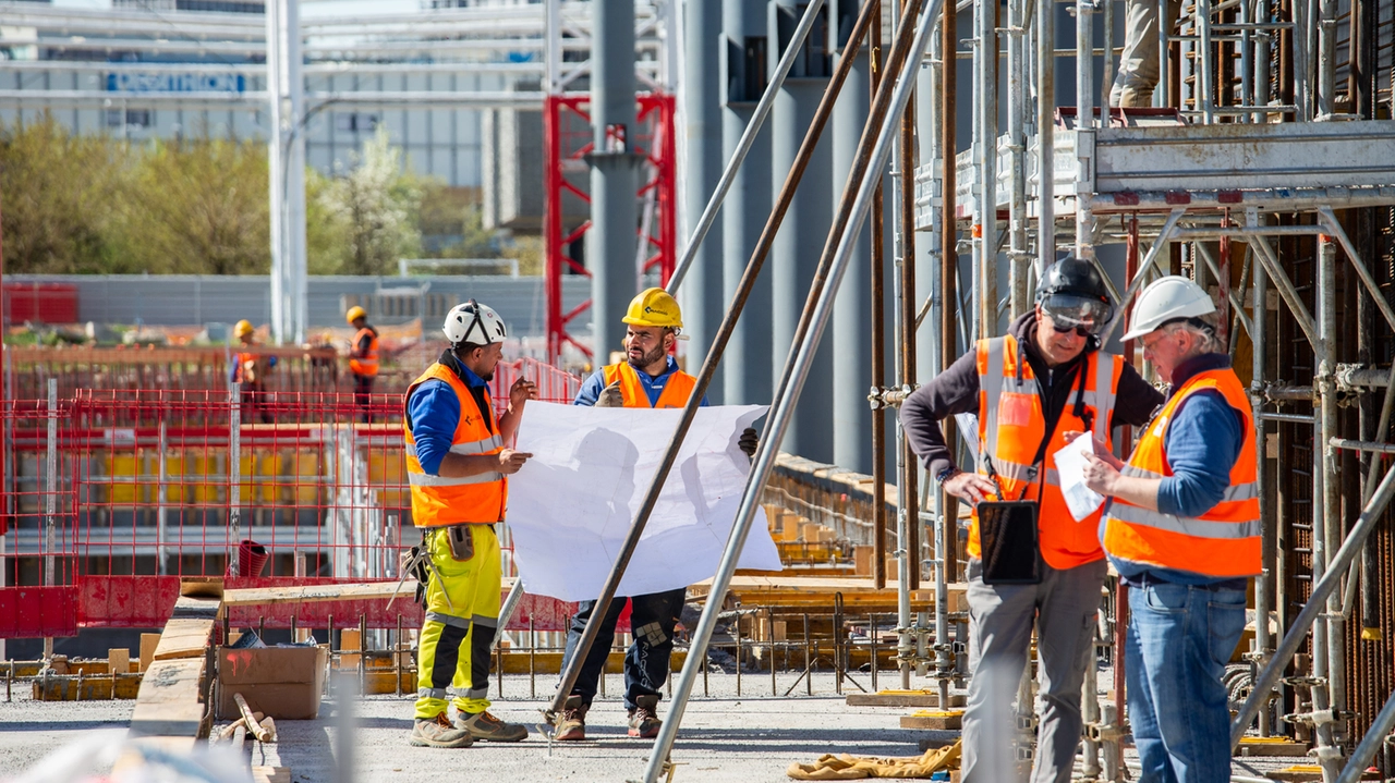 Il sopralluogo nei cantieri dove oggi lavorano 200 operai, che diventeranno mille