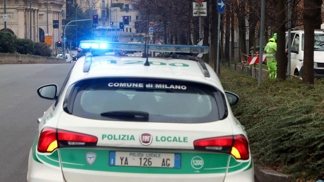 Il punto in cui è avvenuto l’incidente accanto ai Giardini Montanelli verso piazza Oberdan L’uomo è caduto su paletti Il punto in cui è avvenuto l’incidente accanto ai Giardini Montanelli verso piazza Oberdan L’uomo è caduto su paletti