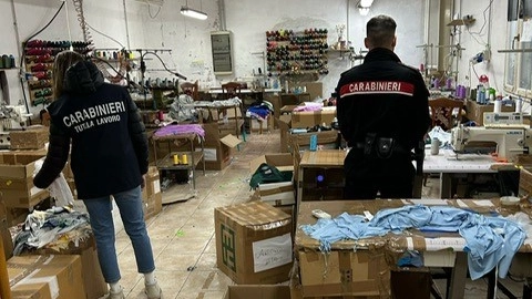 Mantova, blitz nel laboratorio tessile clandestino: due lavoratori in nero, attività chiusa