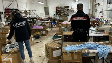 Mantova, blitz nel laboratorio tessile clandestino: due lavoratori in nero, attività chiusa