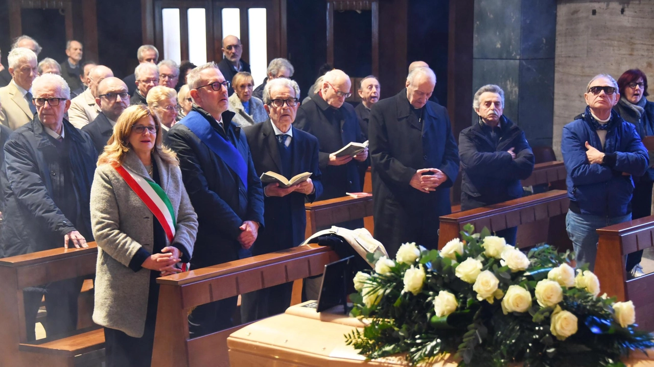 I funerali al Tempio Votivo L’ex premier e presidente della Commissione europea Romano Prodi con il sindaco Elena Carnevali