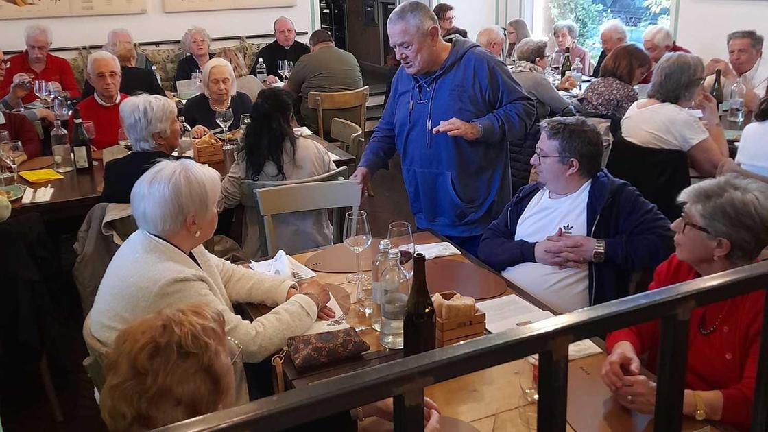 La cena dei cani in chiesa. Menu a tema e 60 partecipanti per il restauro della basilica