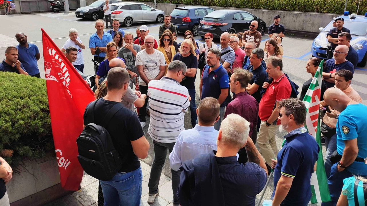 Una delle tante mobilitazioni dei lavoratori alla Riello, a rischio chiusura Una delle tante mobilitazioni dei lavoratori alla Riello, a rischio chiusura