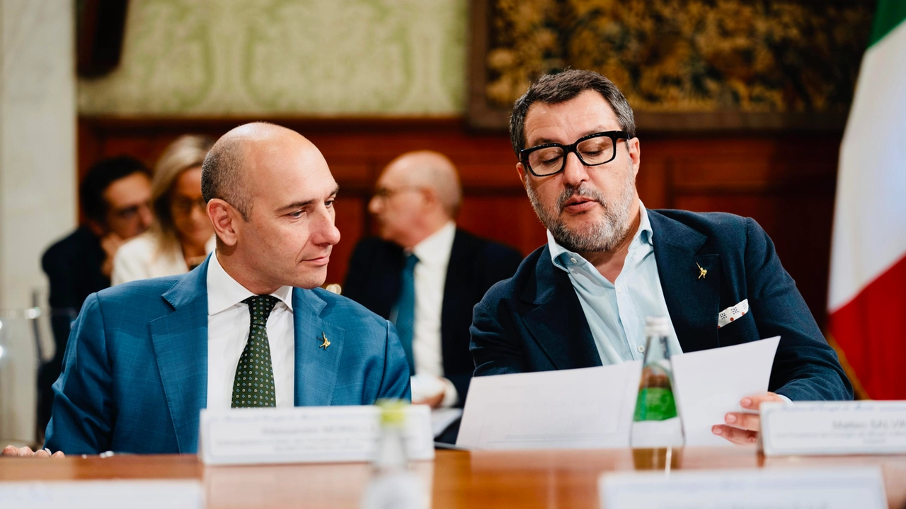 Il ministro dei Trasporti, Matteo Salvini, con Alessandro Morelli, sottosegretario di Stato con delega al Cipess, a Roma il 6 agosto 2025