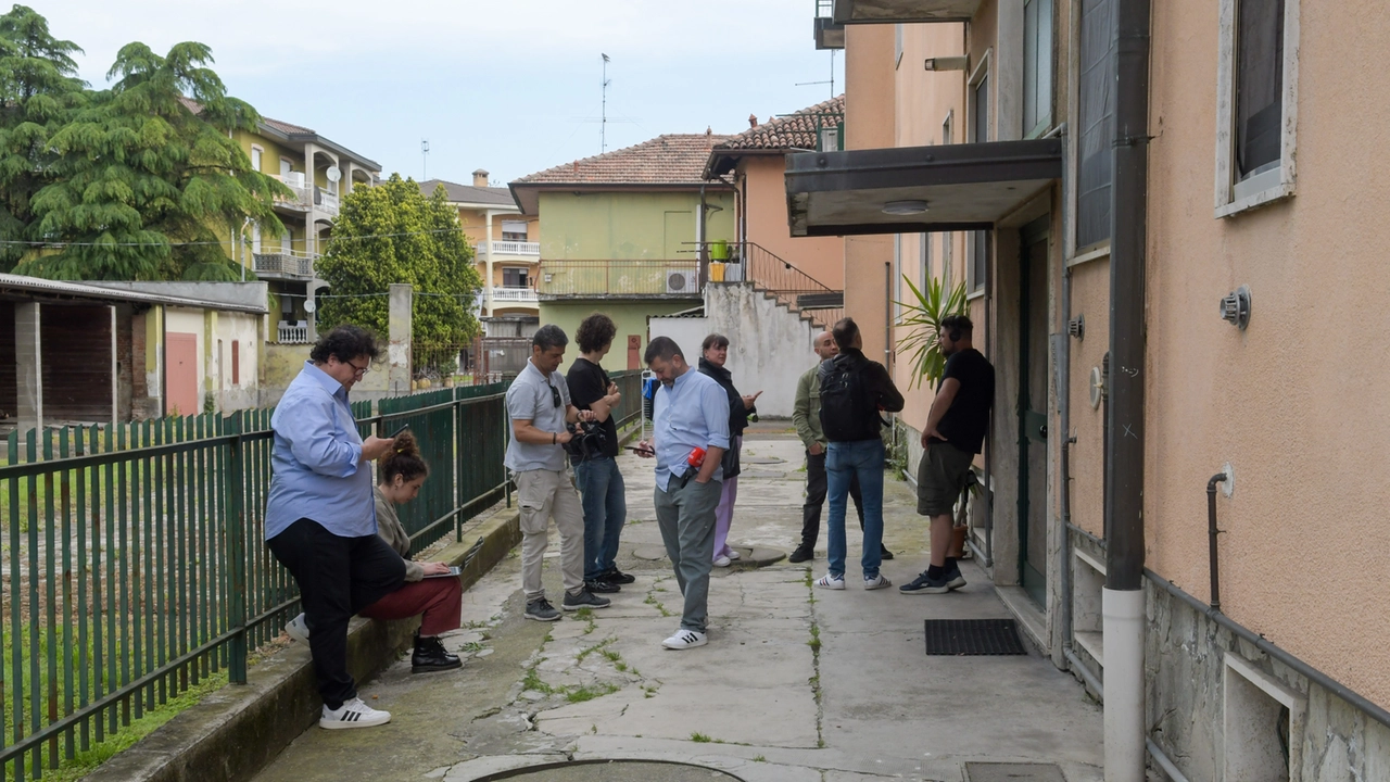 Vicini di casa e inquirenti in via Cerca, a Settala (Milano), dopo il femminicidio Vicini di casa e inquirenti in via Cerca, a Settala (Milano), dopo il femminicidio