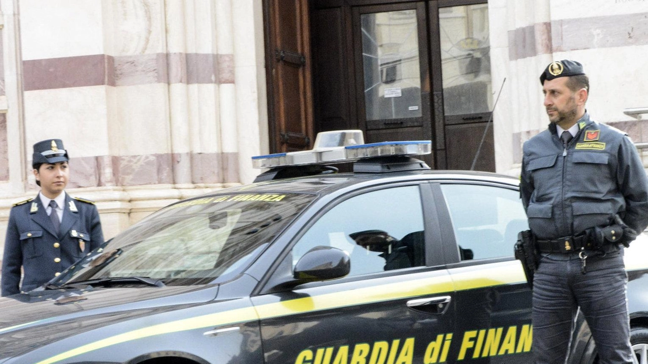 Indagine della Guardia di Finanza a Brescia: tre arresti, undici perquisizioni e sequestro di 7 milioni per truffa finanziaria. Coinvolto il promotore Marco Savio e altri complici, con accuse di bancarotta e falsificazioni. Banca Progetto collabora con le autorità. Indagine della Guardia di Finanza a Brescia: tre arresti, undici perquisizioni e sequestro di 7 milioni per truffa finanziaria. Coinvolto il promotore Marco Savio e altri complici, con accuse di bancarotta e falsificazioni. Banca Progetto collabora con le autorità.