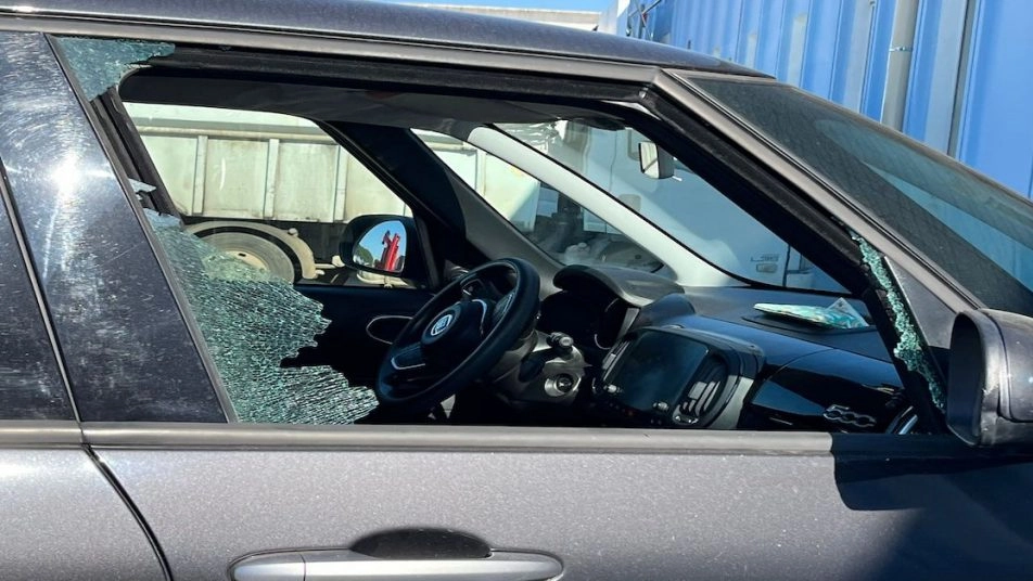 La donna ha trovato il finestrino della sua auto spaccato (foto di repertorio) La donna ha trovato il finestrino della sua auto spaccato (foto di repertorio)