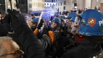 Brescia, estrema destra e antifascisti in piazza: tensioni tra manifestanti di centro sinistra e polizia