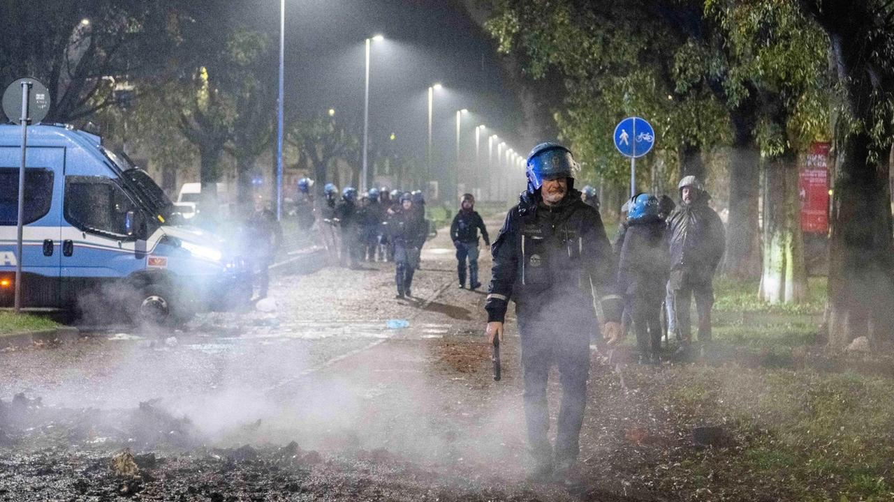 Polizia al quartiere Corvetto per fronteggiare i disordini Polizia al quartiere Corvetto per fronteggiare i disordini