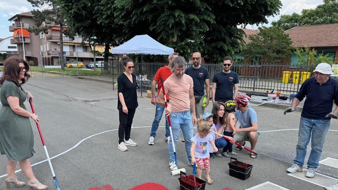 Pavia, auto vietate in via Lovati: inaugurata la strada per i bambini Pavia, auto vietate in via Lovati: inaugurata la strada per i bambini