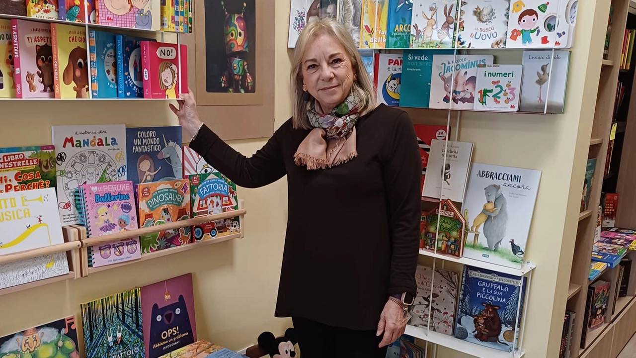 Antonella Rossi nella sua libreria. “Tra gli adulti la narrativa è la più gettonata In generale i testi per bambini sono i più venduti, soprattutto sotto Natale”