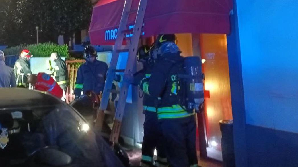 Incendio al ristorante. Clienti e vicini evacuati due persone in ospedale: "Ma riapriremo presto"