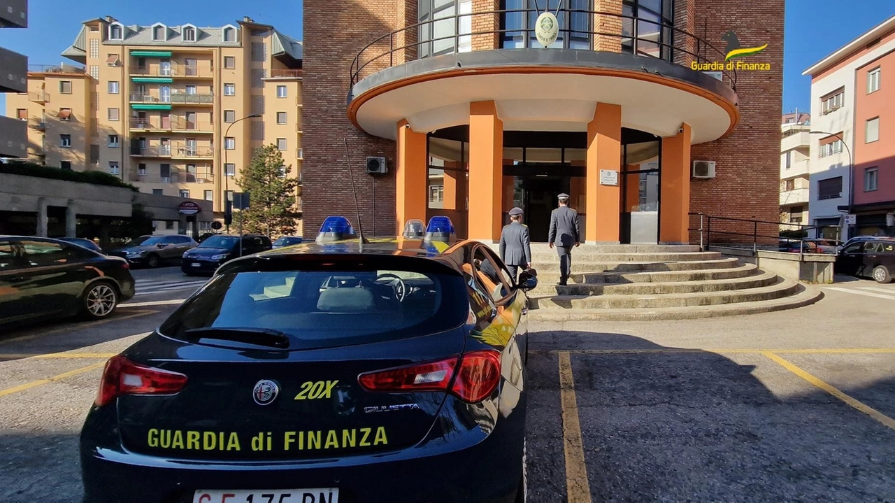 La sede della Guardia di finanza di Erba (Archivio)