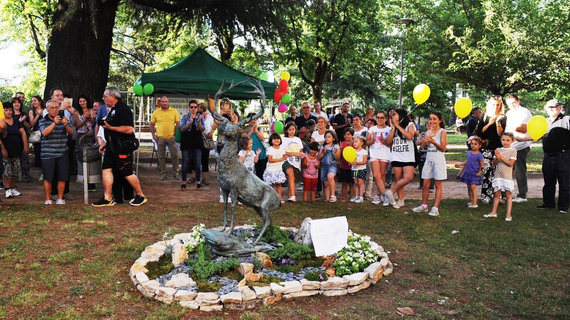 ceriano laghetto ladri in azione rubata la statua del cervo al giardinone da Ilgiorno.it ceriano laghetto ladri in azione rubata la statua del cervo al giardinone