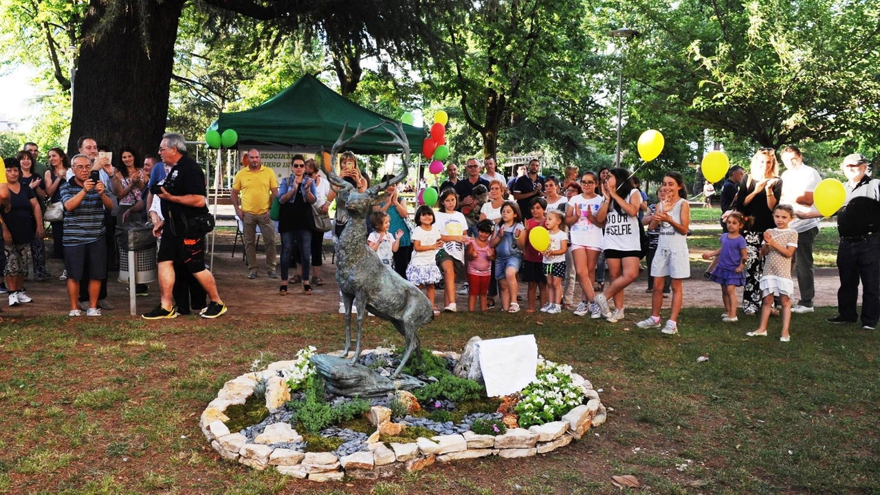 L'inaugurazione della statua del cervo nel 2017. E' simbolo di Ceriano Laghetto