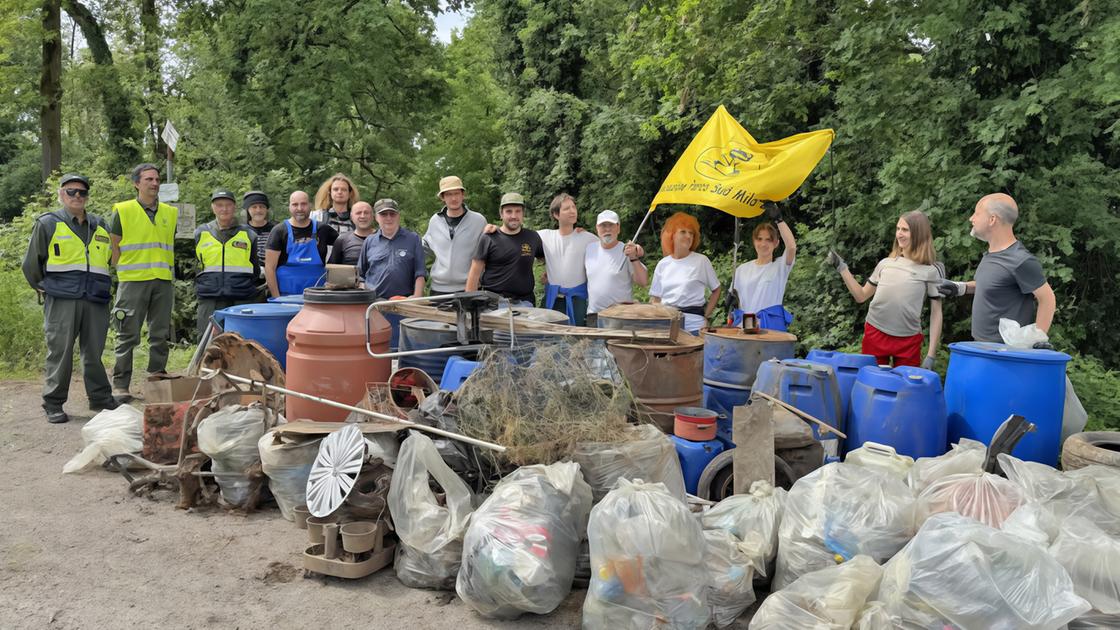 Lacchiarella, recuperati 16 fusti. I volontari del Parco Sud bonificano la zona dai rifiuti Lacchiarella, recuperati 16 fusti. I volontari del Parco Sud bonificano la zona dai rifiuti