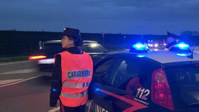 Tre minorenni di Mariano Comense sono stati denunciati per aver rapinato un ragazzino di 13 anni in un luna park a Giussano. I carabinieri hanno identificato i responsabili grazie alle telecamere di sorveglianza e hanno recuperato la refurtiva. La Procura dei Minorenni di Milano valuterà le azioni da intraprendere. Tre minorenni di Mariano Comense sono stati denunciati per aver rapinato un ragazzino di 13 anni in un luna park a Giussano. I carabinieri hanno identificato i responsabili grazie alle telecamere di sorveglianza e hanno recuperato la refurtiva. La Procura dei Minorenni di Milano valuterà le azioni da intraprendere.