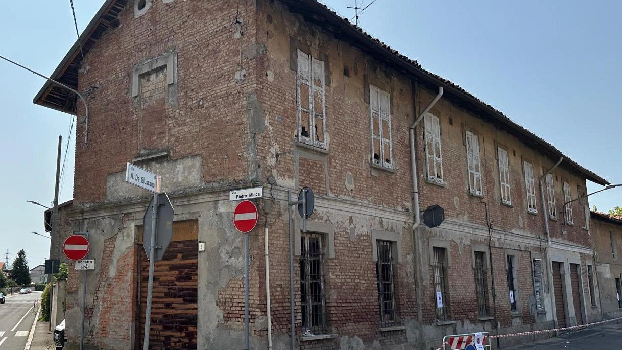 A Villa Cortese, crollo parziale di un caseggiato fatiscente causa blocco circolazione e transennamento. Nessun ferito, ma necessario valutare la sicurezza degli edifici rimasti. A Villa Cortese, crollo parziale di un caseggiato fatiscente causa blocco circolazione e transennamento. Nessun ferito, ma necessario valutare la sicurezza degli edifici rimasti.