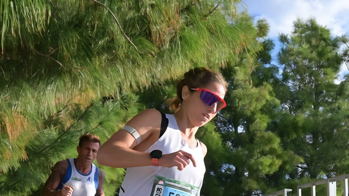 Oltre 2.500 runner da 44 Paesi hanno partecipato alla Salomon Running Milano a CityLife, con tre distanze diverse. Alessandro Riva e Caterina Stenta hanno vinto la mezza maratona, esplorando luoghi iconici di Milano.