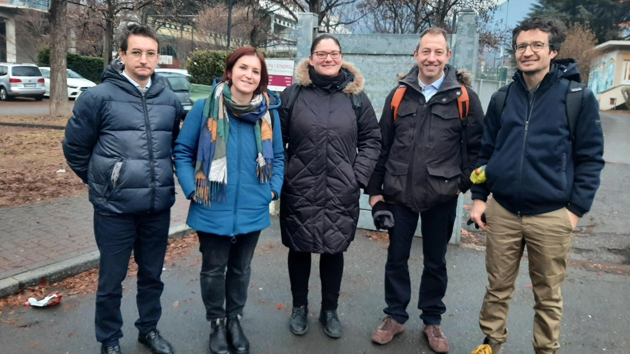 Il gruppo di mamme e papà che promuove le attivit della scuola Paesi Orobici in vista delle iscrizioni Il gruppo di mamme e papà che promuove le attivit della scuola Paesi Orobici in vista delle iscrizioni