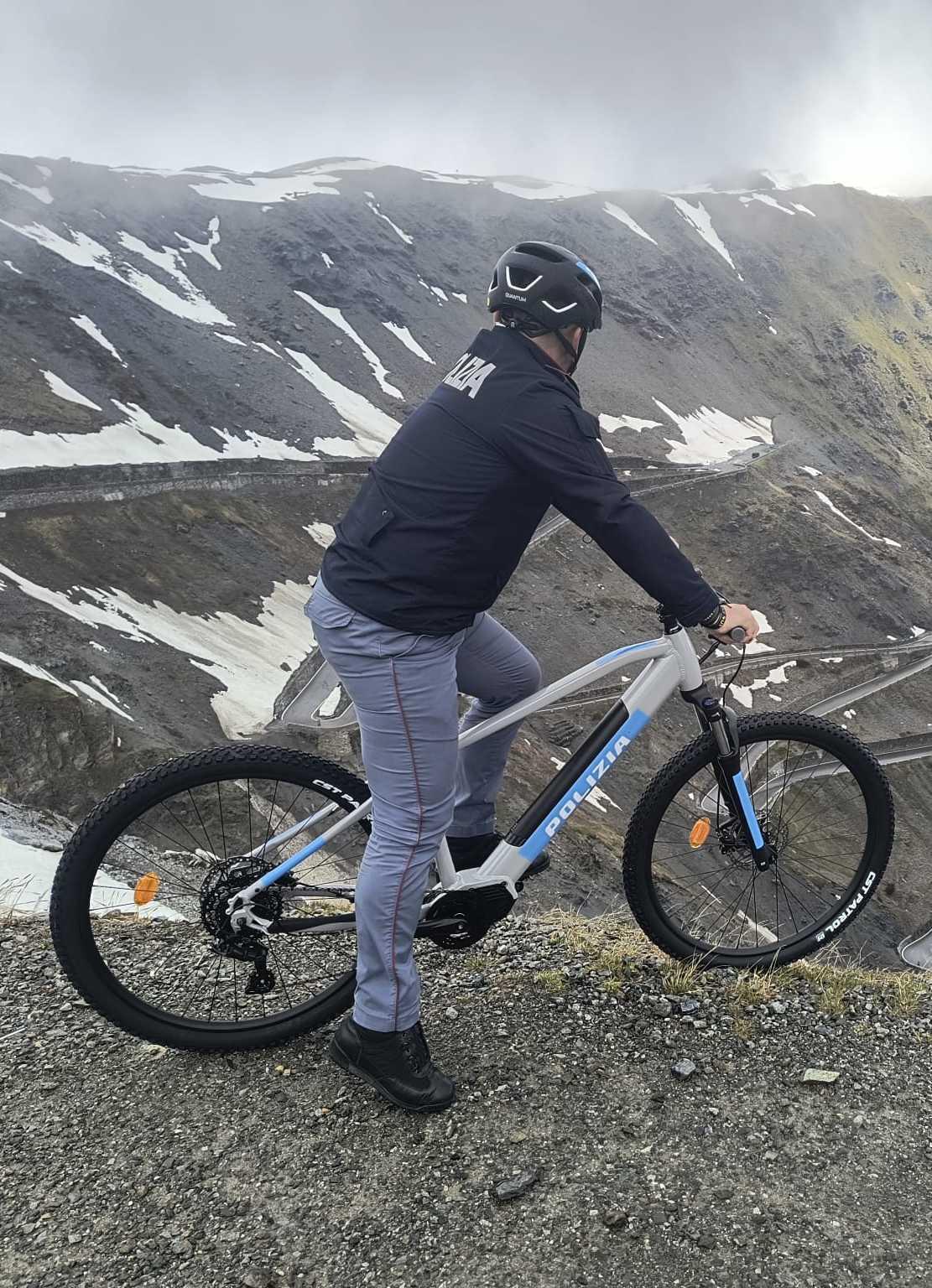 Due mountain bike col brand. Omaggio Aci alla Polizia Due mountain bike col brand. Omaggio Aci alla Polizia