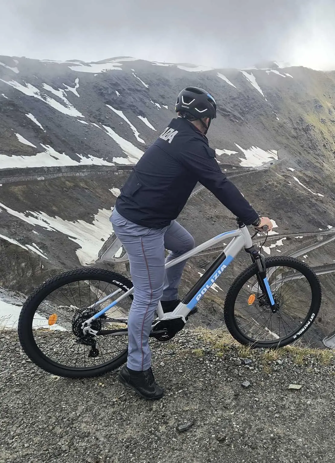 Due mountain bike col brand. Omaggio Aci alla Polizia