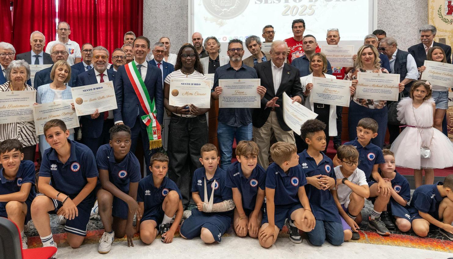 Il “Sesto d’Oro” ai super cittadini: "Grazie a tutti, siete il nostro vanto" Il “Sesto d’Oro” ai super cittadini: "Grazie a tutti, siete il nostro vanto"