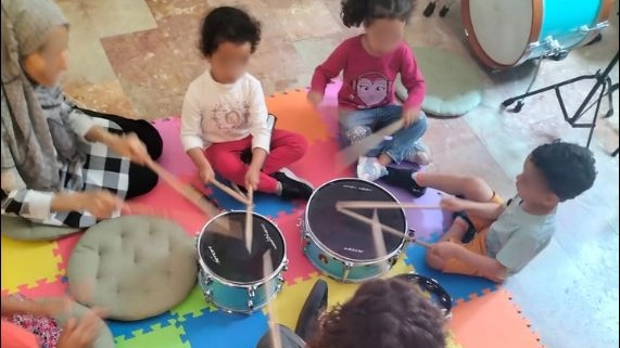 Due bambine nello Spazio Donna di via Romilli. Sotto, Sabrina Vincenti Due bambine nello Spazio Donna di via Romilli. Sotto, Sabrina Vincenti