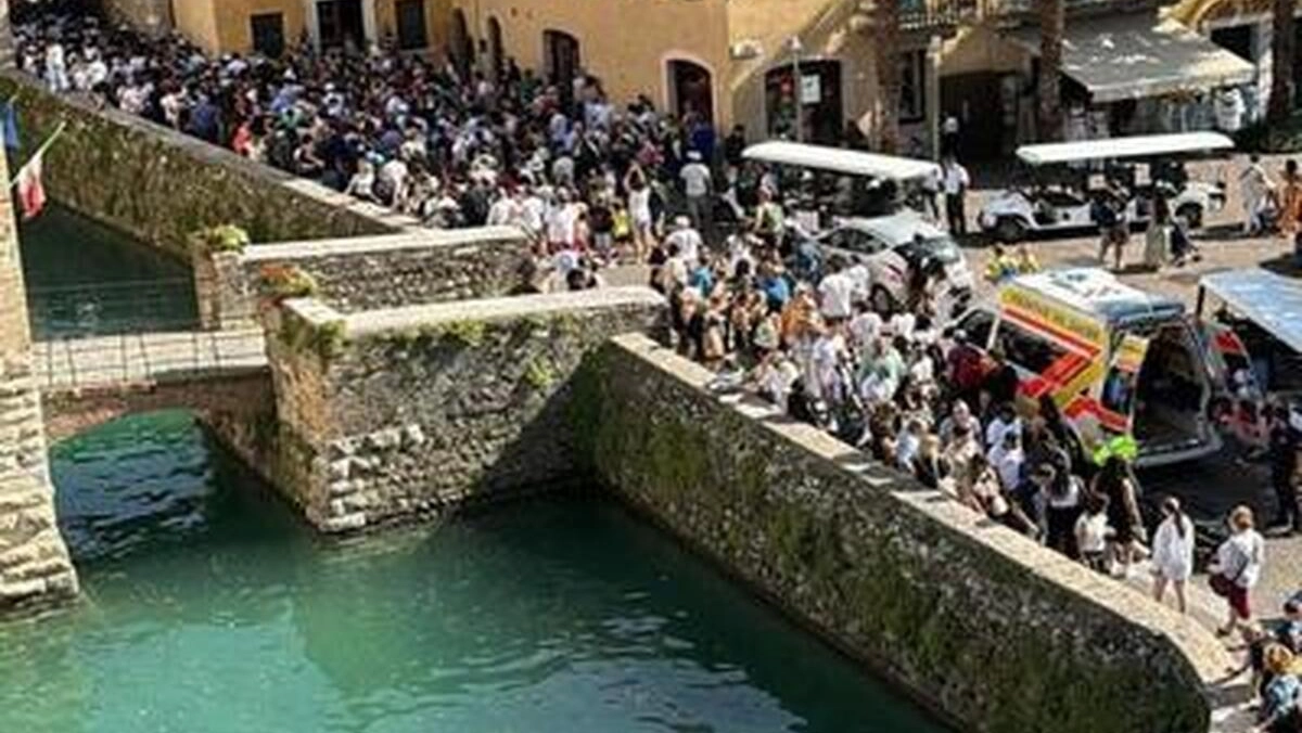 Una ressa inimmaginabile per le strade del borgo di Sirmione