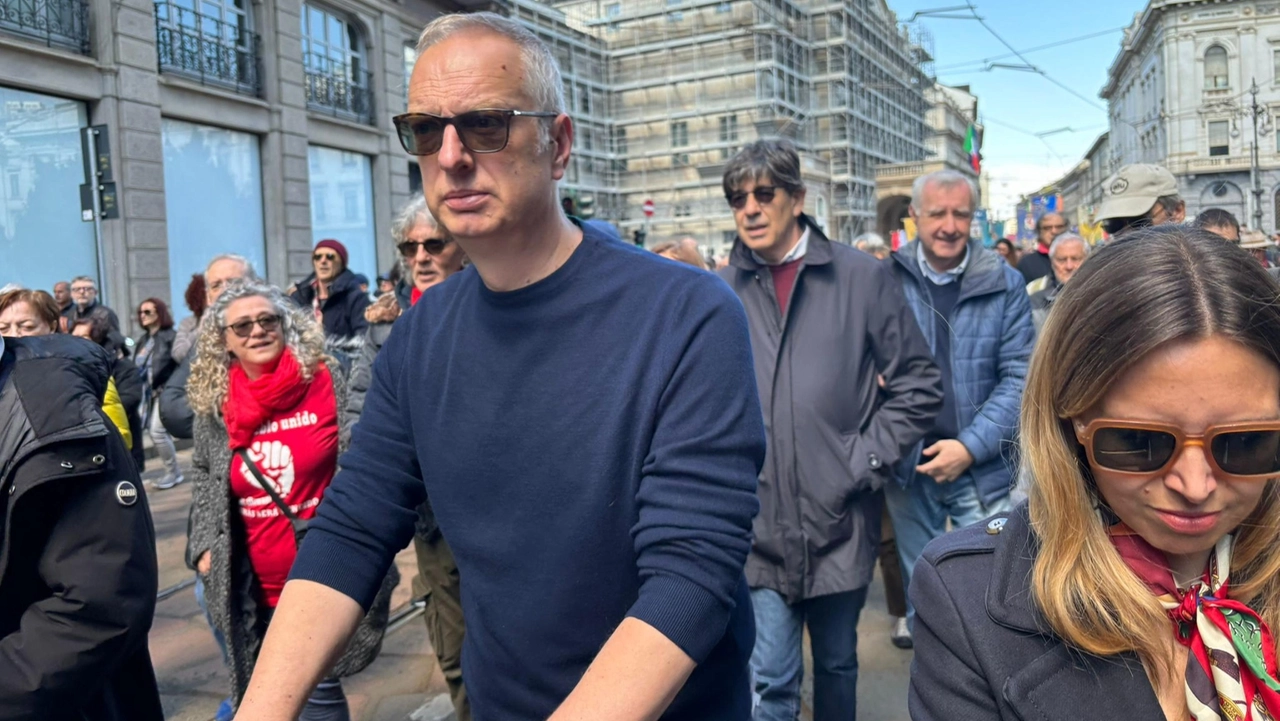 Antonio Scurati in corteo a Milano