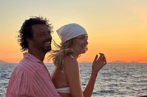 Aurora Ramazzotti e il rientro alla base dopo le ferie tra Grecia e Kenya. Antonella Clerici celebra la sua Normandia "acqua e sapone" e Chiara Ferragni ufficializza la sua storia d'amore con Giovanni Tronchetti Provera. Michelle Hunziker e la fine di agosto in alta quota